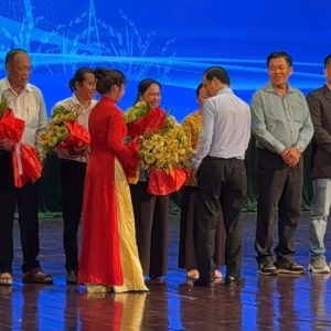 chuc-mung-homestay-ut-trinh-ben-tre-da-duoc-giai-thuong-homestay-asean-2025-va-duoc-ubnd-tinh-vinh-long-bieu-duong-tai-buoi-hop-mat-nhan-ngay-doanh-nhan-vn-1310