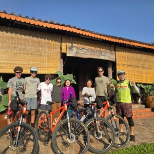 doan-khach-den-ut-trinh-homestay-bang-xe-dap-mo-hang-cho-dem-dau-nam-2026