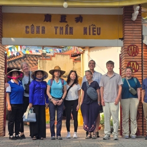 sinh-vien-my-tau-bien-vua-den-cong-than-mieu-tham-quan-ngoi-dinh-co