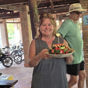 chuc-mung-sn-khach-homestay-ut-trinh-co-cai-banh-sn-doc-dao-danh-cho-khach