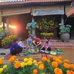 mung-6-goi-banh-tet-cung-khach-tay-dot-cuoi-cua-tet-binh-ngo-2026