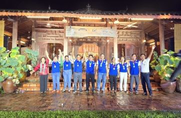 Mekong Travel - Út Trinh homestay hân hoan tổ chức 20 năm thành lập công ty