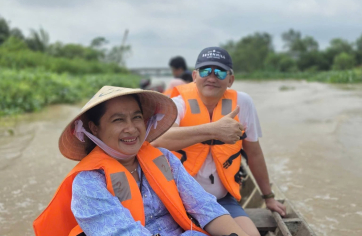 Đi xuồng máy đuôi tôm vào vườn chôm chôm hái trái