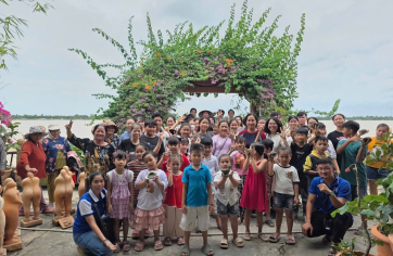 Lớp Tiếng Anh tham quan Lò gốm Thanh Đức