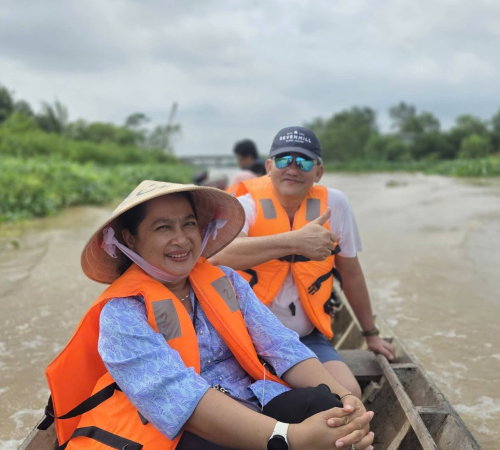Đi xuồng máy đuôi tôm vào vườn chôm chôm hái trái